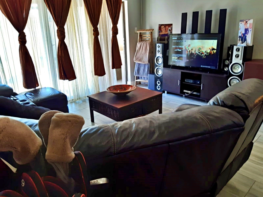To Let 3 Bedroom Property for Rent in Hillside Free State